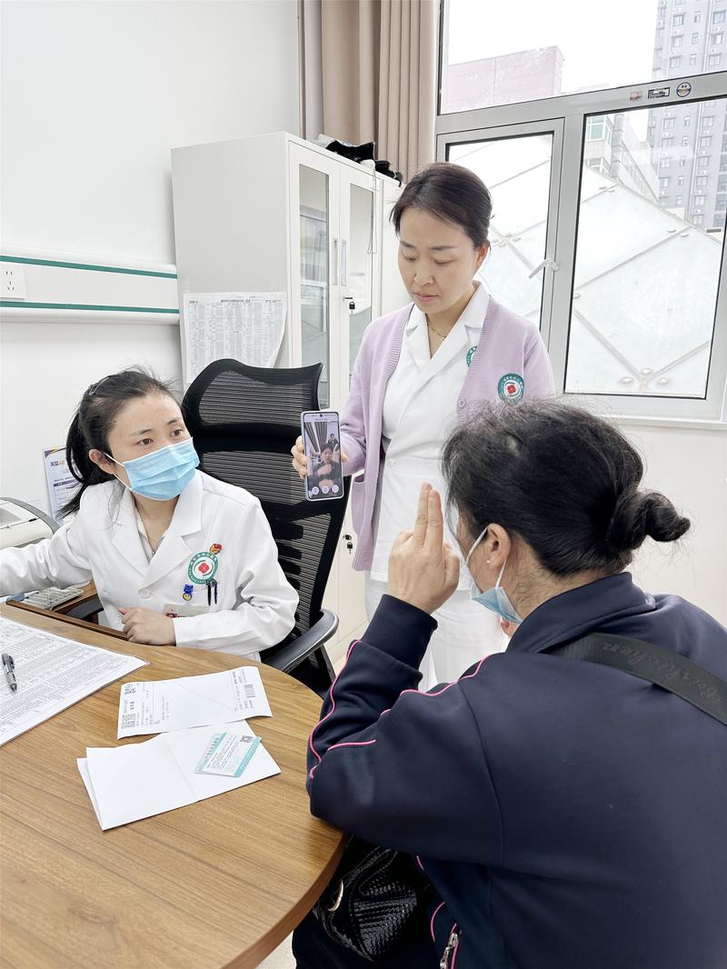 医生与患者进行专业咨询